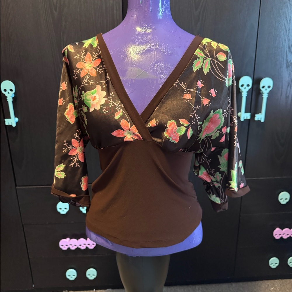 Chic Floral V-Neck Blouse in Brown